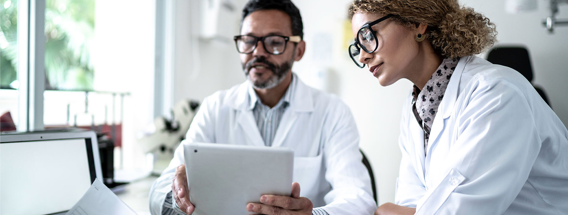  Two doctors discuss during a meeting.